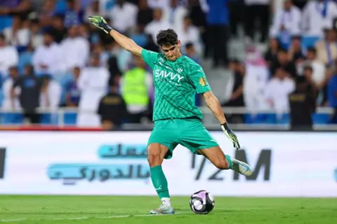 الركراكي: ياسين بونو يمر بموسم سيء مع الهلال
